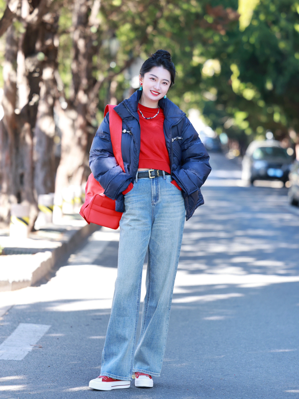 深蓝色羽绒服搭配图图片