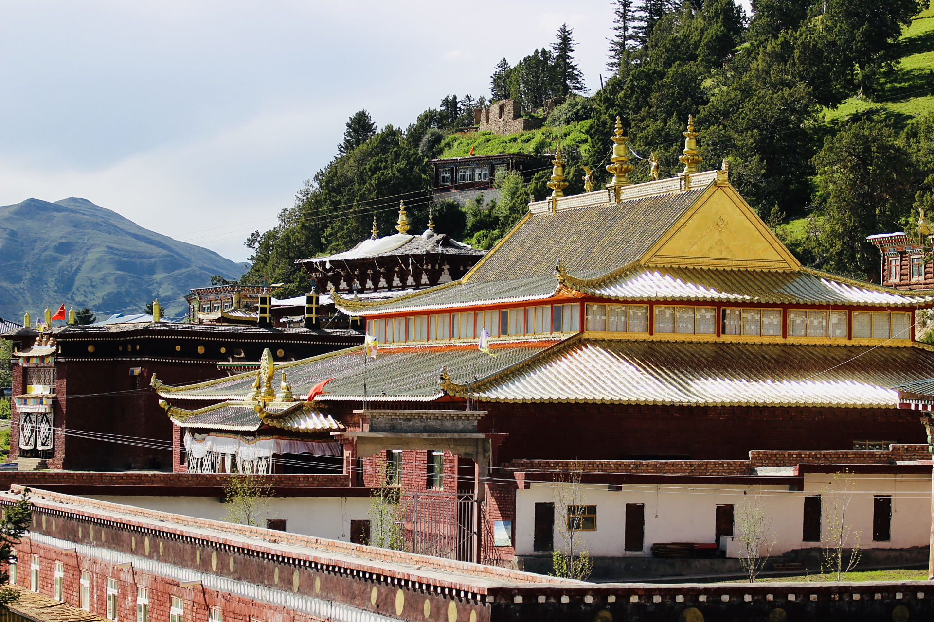 嘎玛拉登寺,全名沃敏,嘎玛拉登平措都岭位于昌都市卡若区约巴乡境内