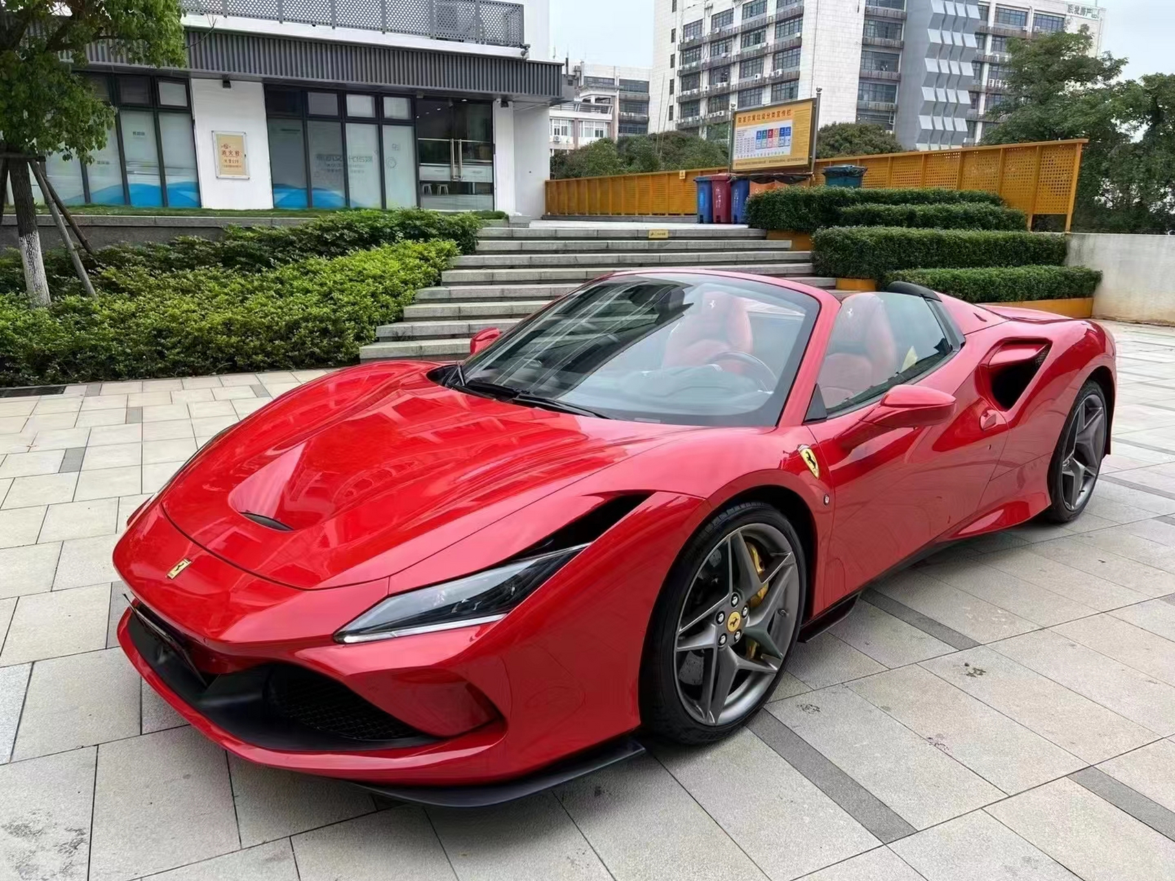 22年法拉利f8敞篷spider 一手原漆 8000公里 配置齐全
