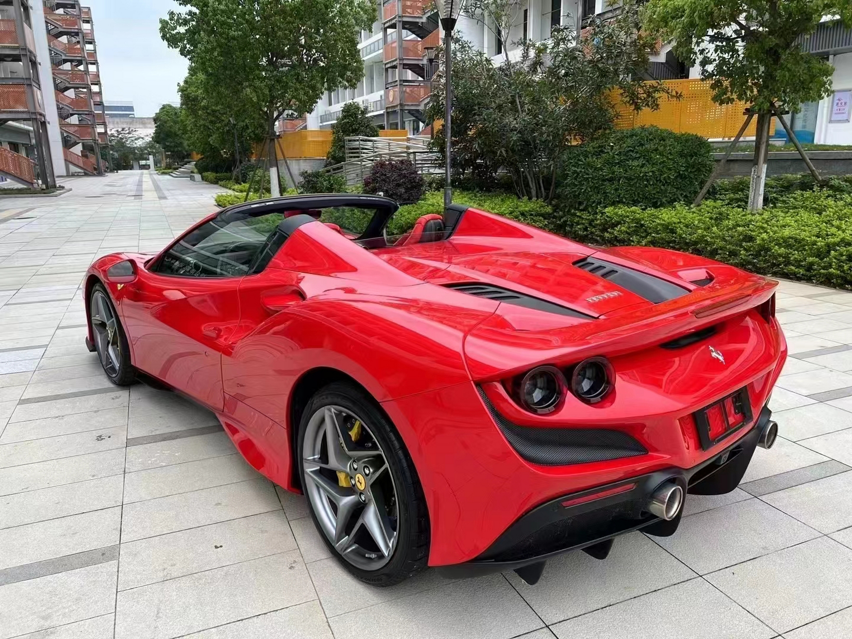 22年法拉利f8敞篷spider 一手原漆 8000公里 配置齐全
