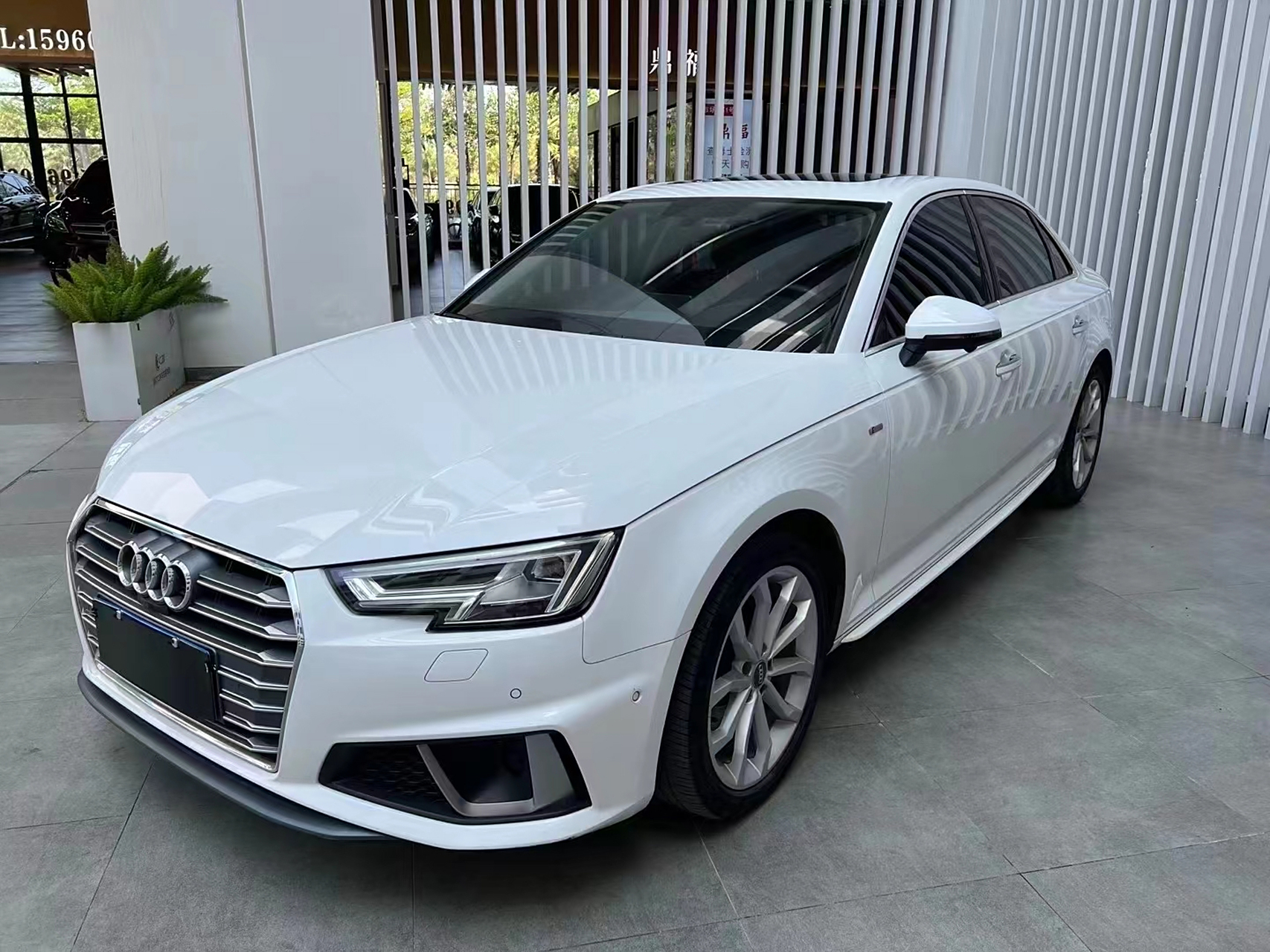 最新拿下19年19款奥迪a4l,时尚版2个面补漆,其他原漆,6万公里