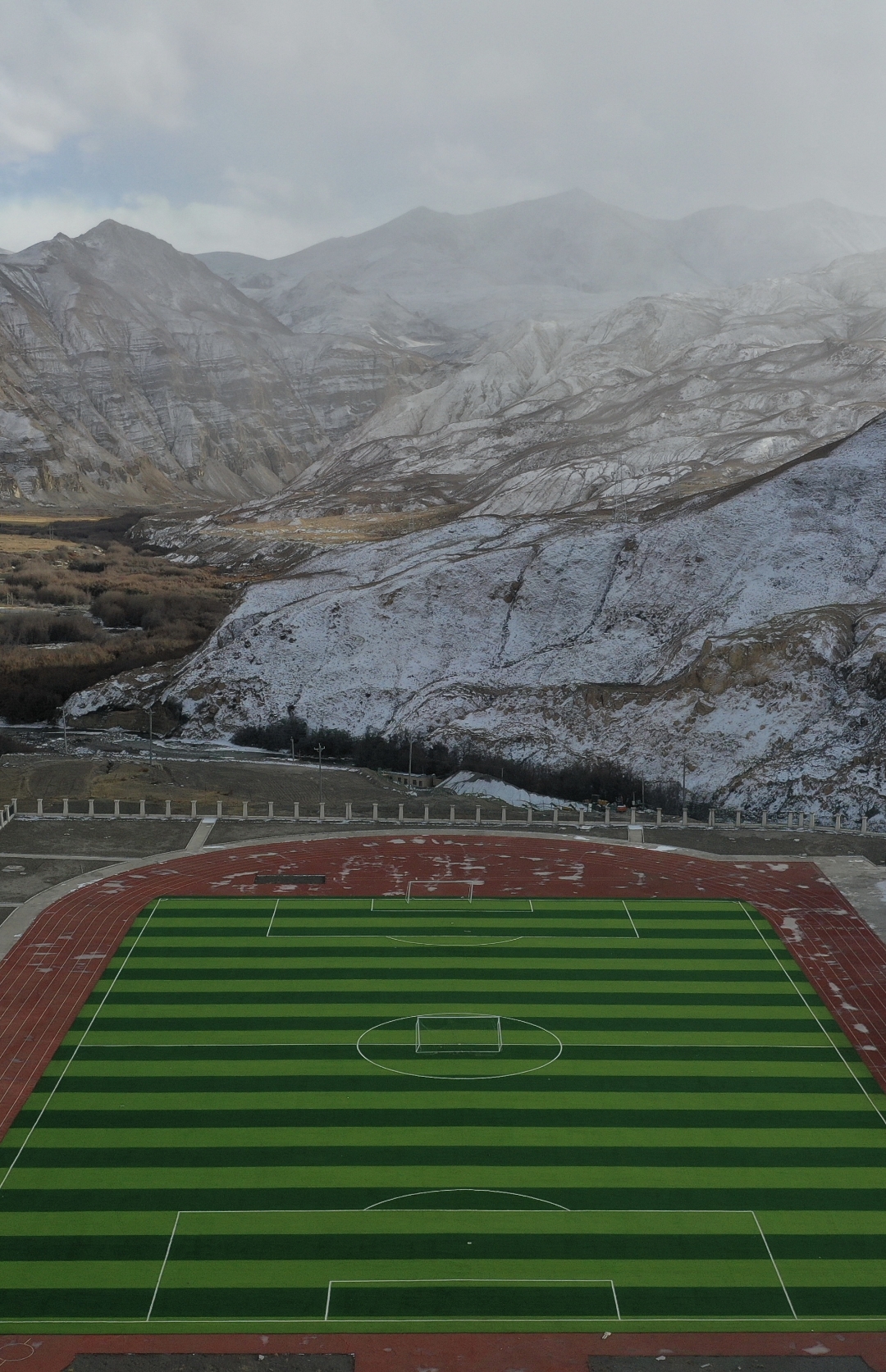 雪后初霁,山峦环抱中的绿茵场,等你来战!