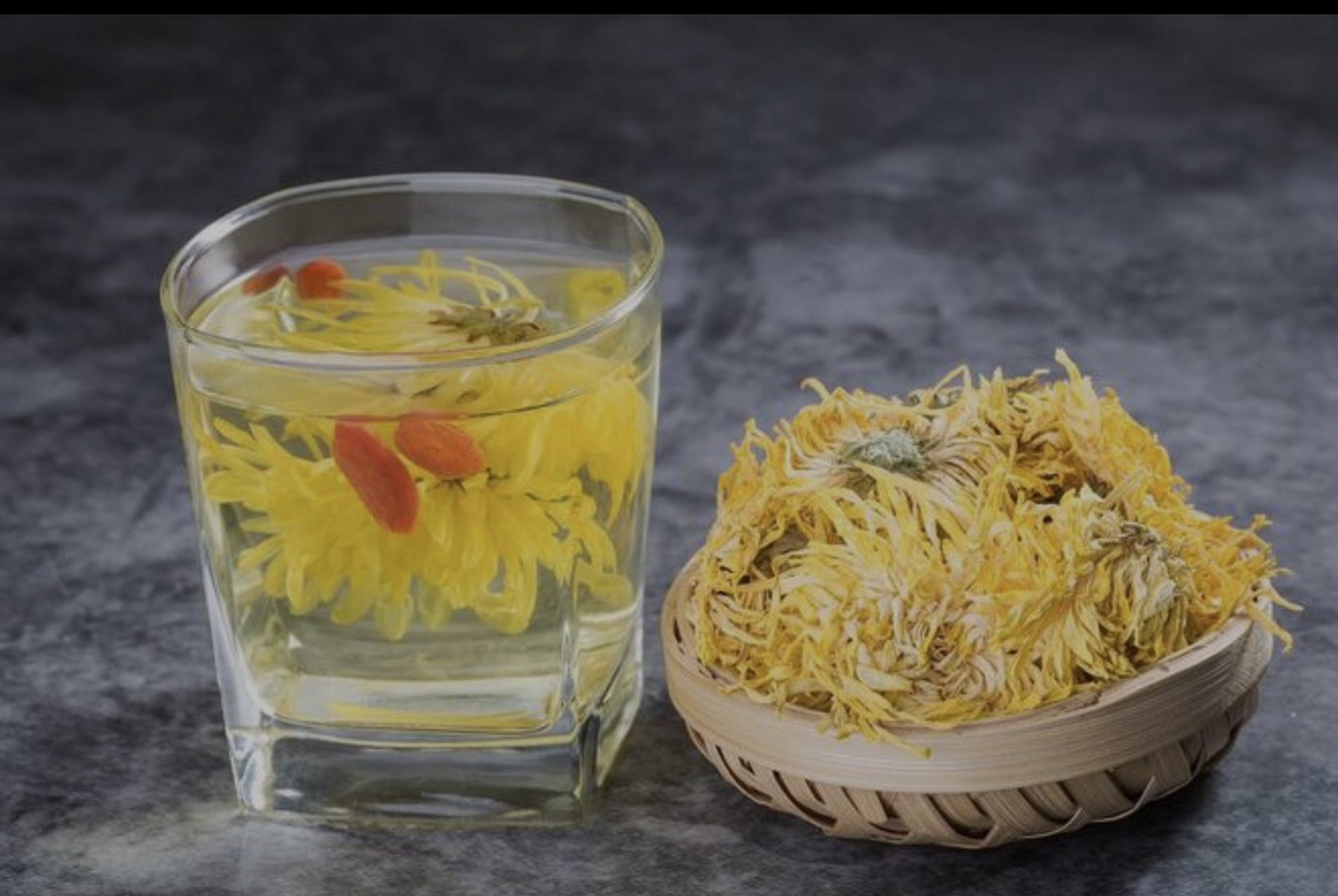 七绝·菊花茶 文/立 平肝明目好茶汤,散热苦香滋味长.