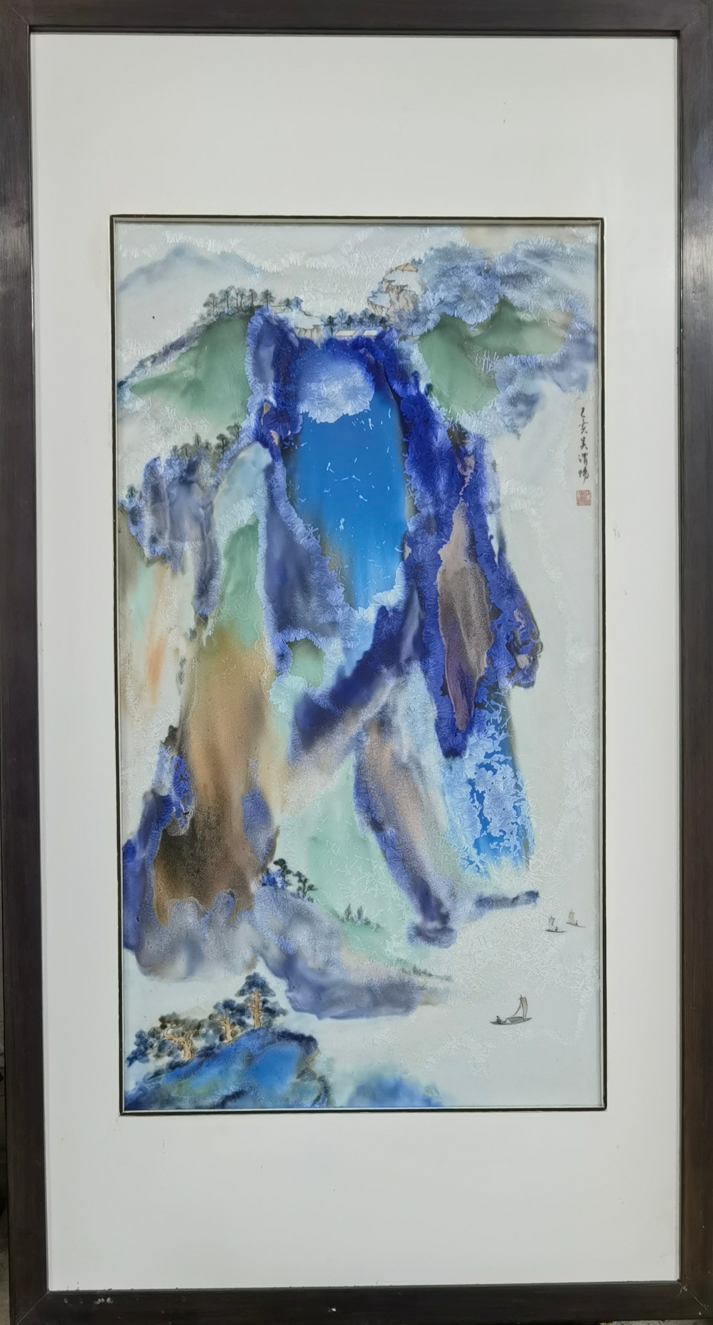 《源远流长》是一幅结晶釉彩画作品,整幅画以丰富的色彩和细腻的绘画