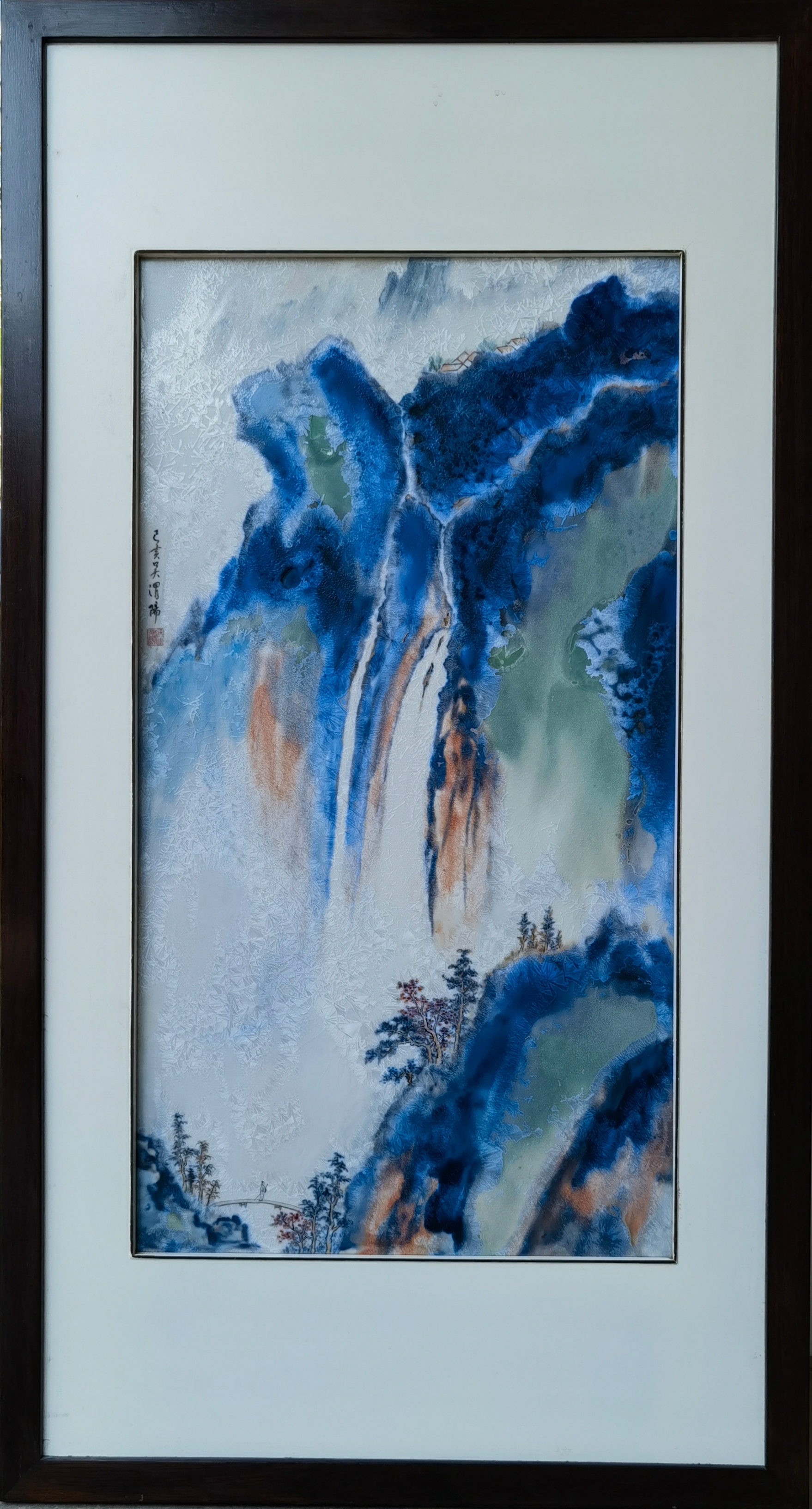 这幅画通过结晶釉彩的独特表现方式,将春天山水的美景展现得淋漓尽致
