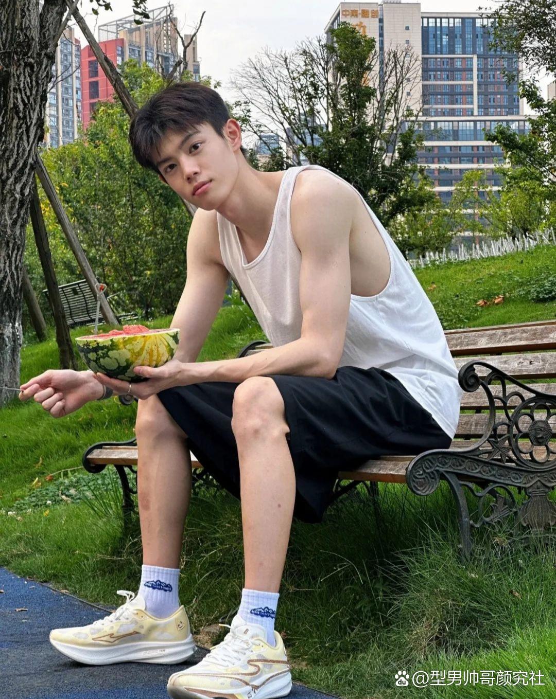 阳光可爱的小奶狗帅哥,这么乖的男孩子谁能不爱呢?