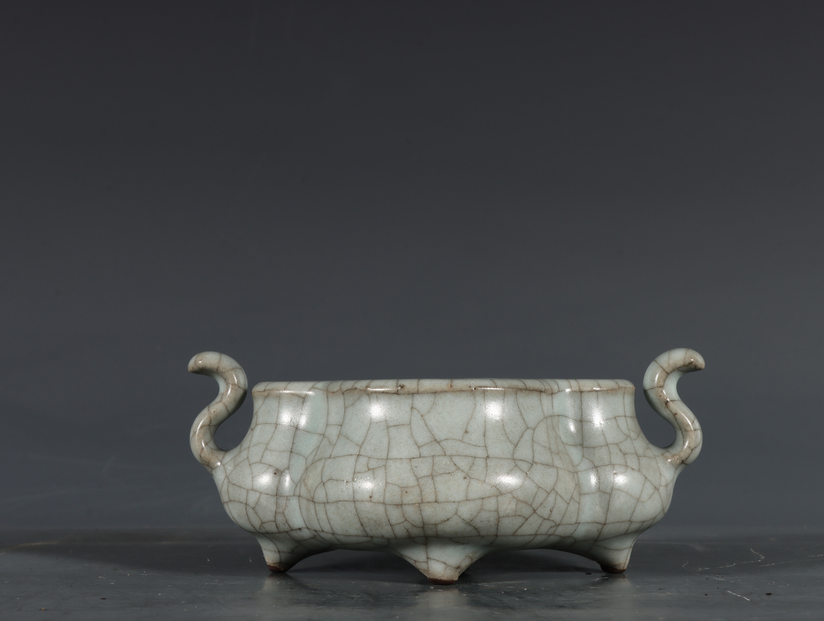 南宋修内寺官窑粉青釉海棠式双耳琴炉 高5.2耳径12.3口径9底径8.5公分