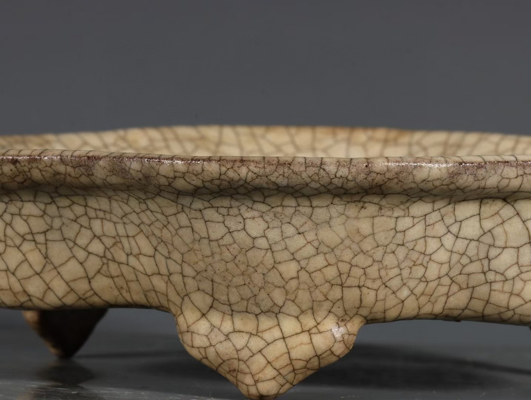 南宋哥窑米黄釉海棠式菊花型三足洗 高4.5口径17.8底径14公分