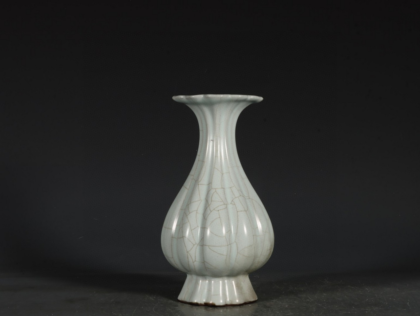 官窑月白釉海棠式瓜凌瓶 高18.5口径8底径7.3公分