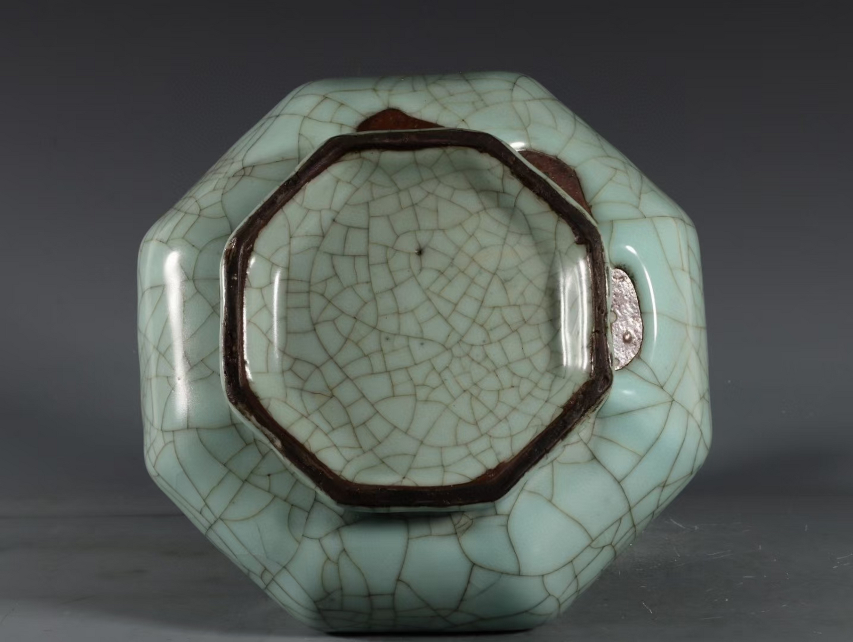 南宋官窑粉青釉八棱弦纹盘口瓶 高30.5口径8.8肚径20.5底径12公分