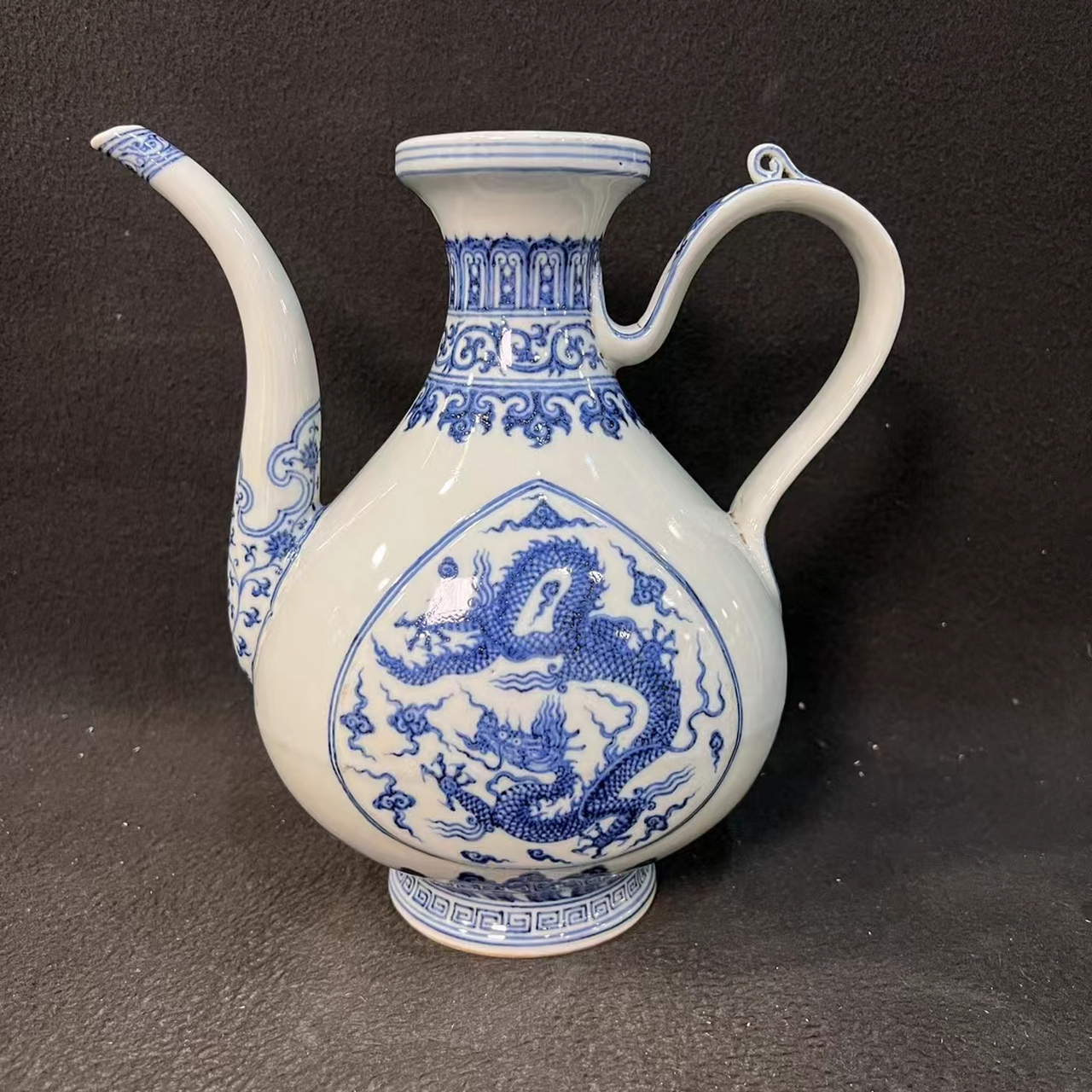 明永乐青花龙纹执壶