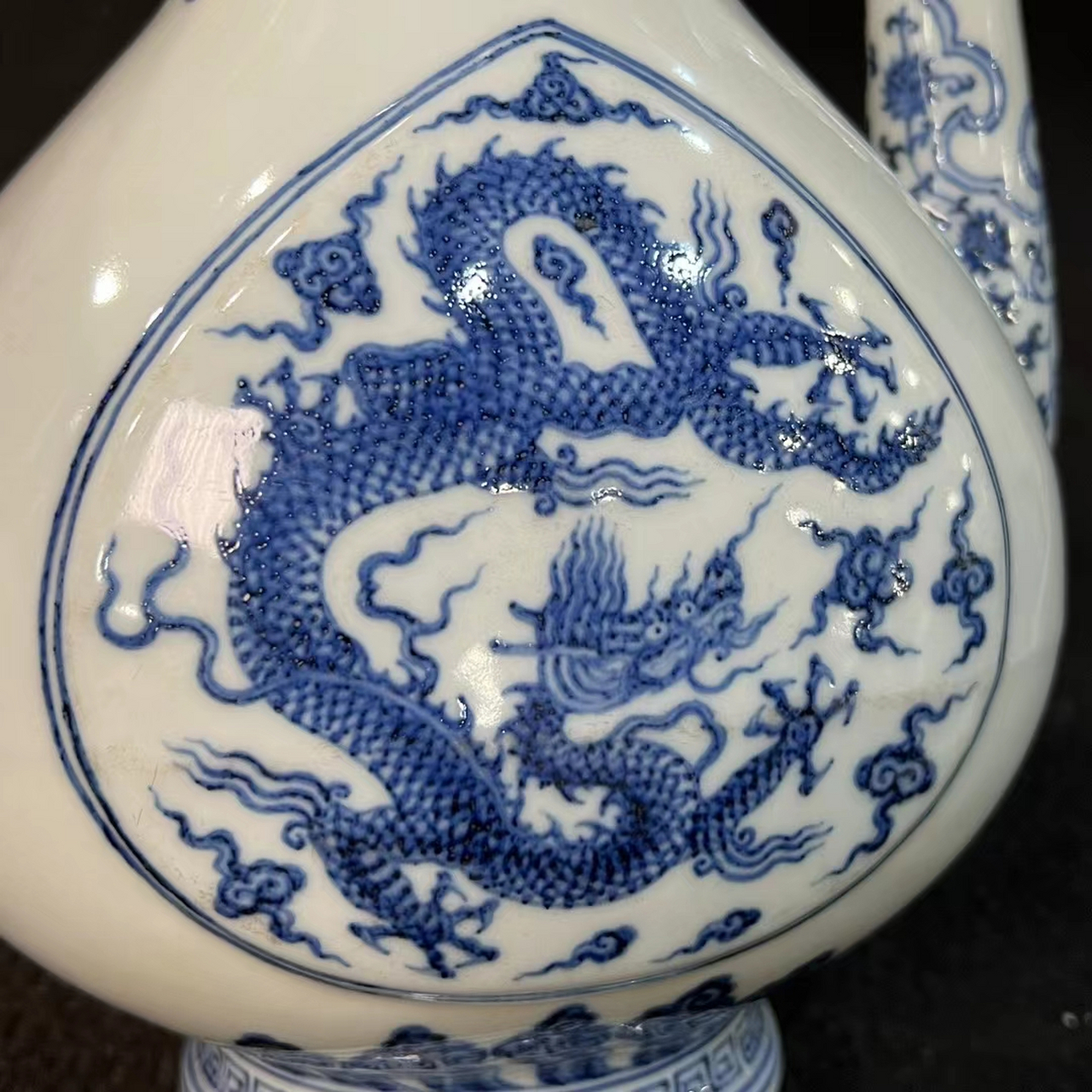 明永乐青花龙纹执壶