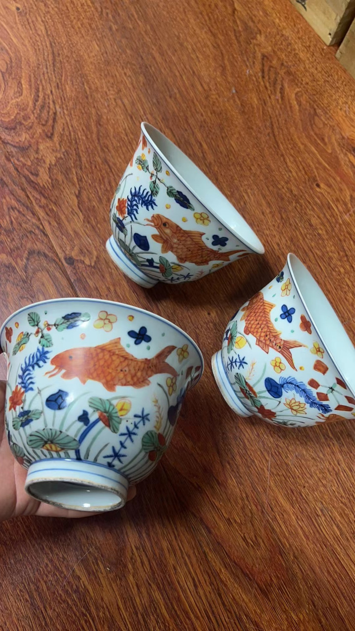 明嘉靖五彩鱼藻纹杯