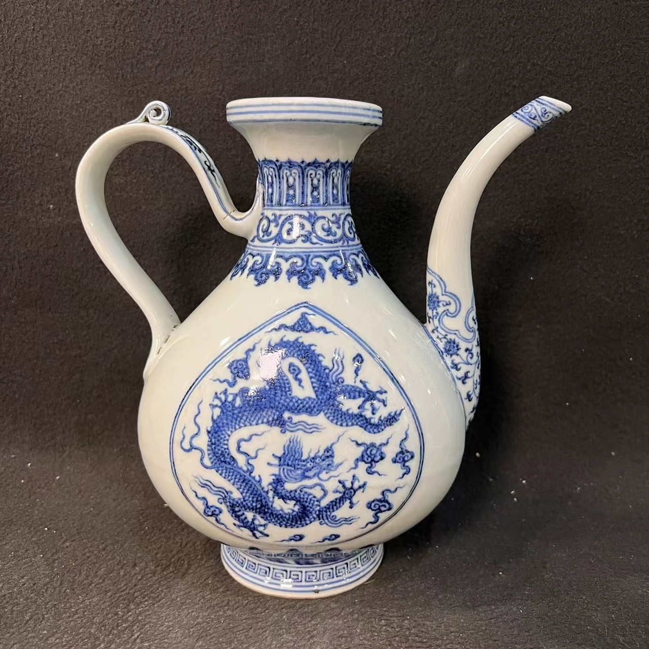 明永乐青花龙纹执壶