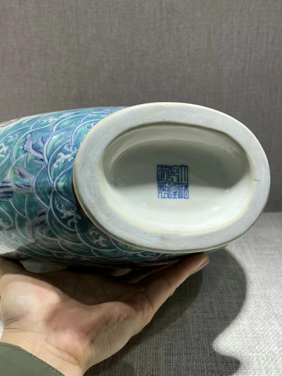 清乾隆斗彩苍龙教子抱月瓶 高38.5宽28公分,全品完整