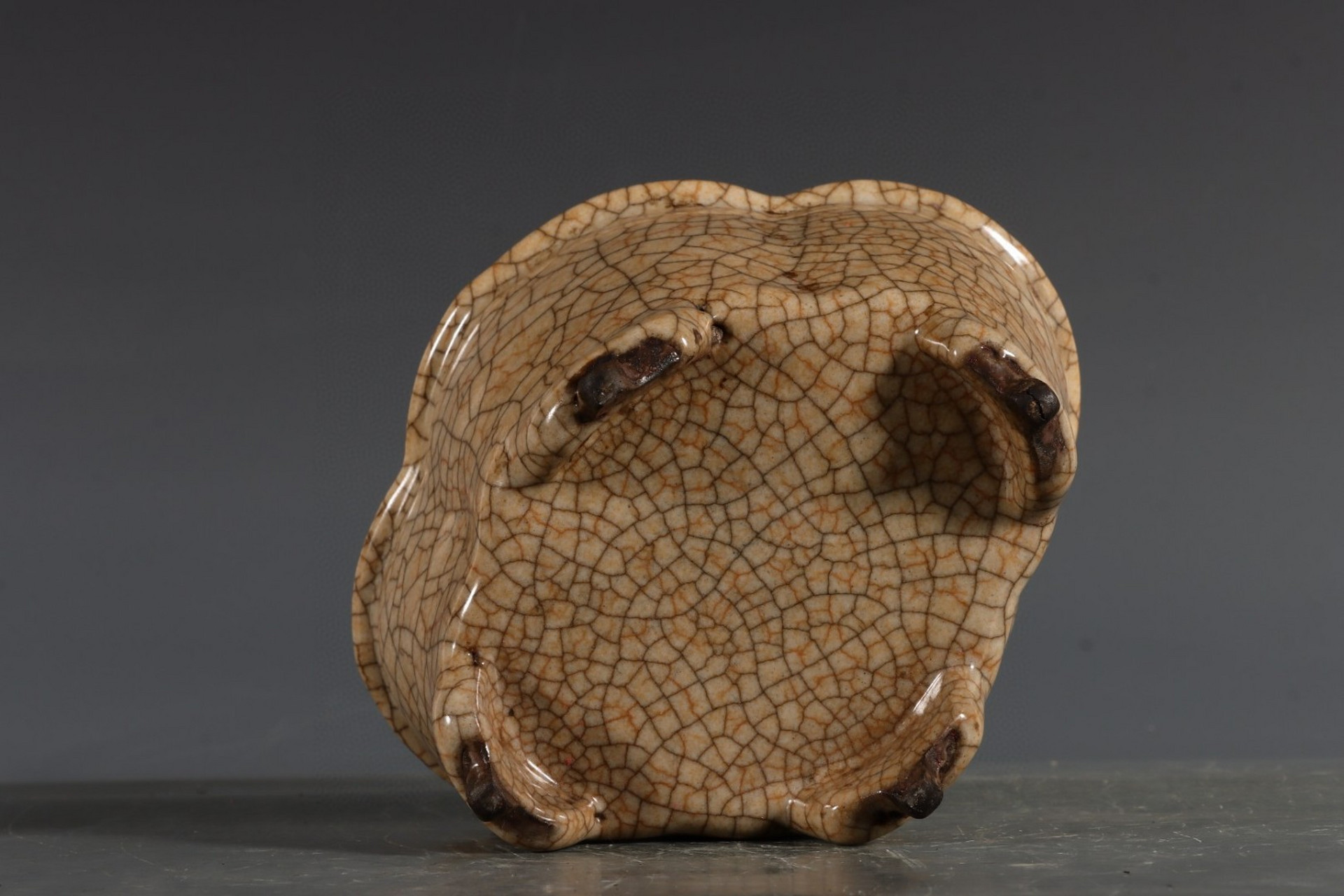 哥窑米黄釉海棠式炉 高8口径14.5底径11.2公分