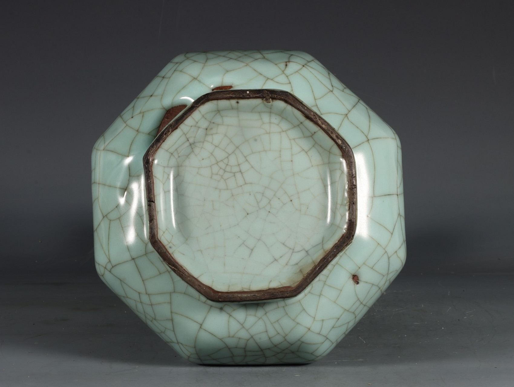 南宋官窑八棱弦纹瓶