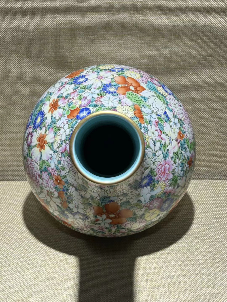 清乾隆粉彩百花不落地天球瓶 高32.5. 画工一级棒,藏品开门,全品完整