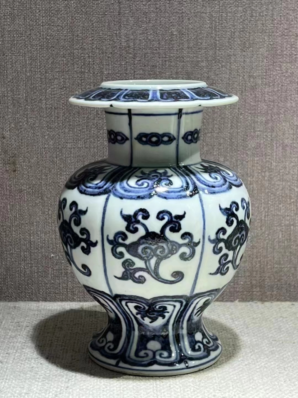 明宣德青花如意尊 高18公分,全品完整