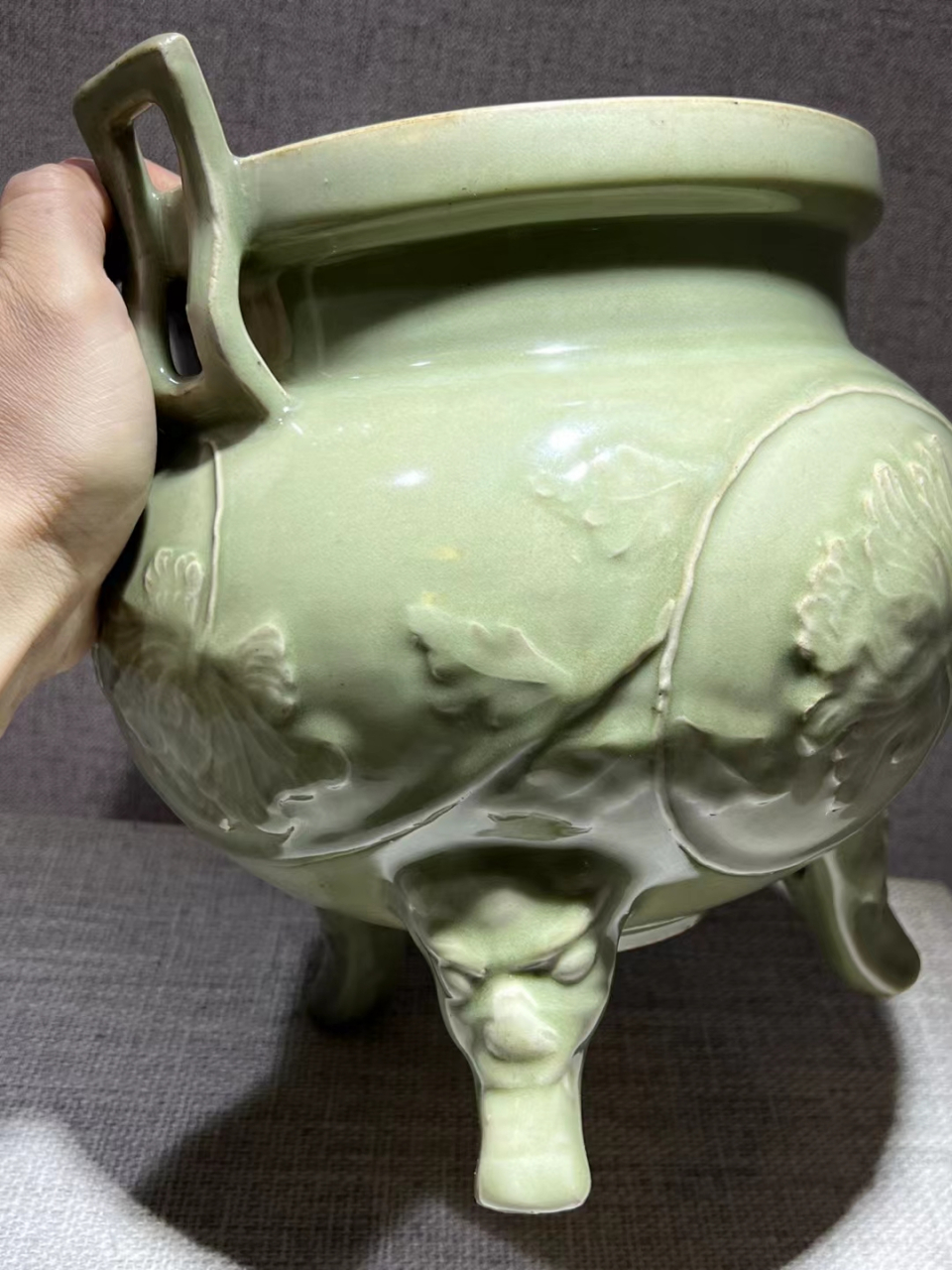 元明时期龙泉青瓷三足雕刻标准牡丹纹香炉 高26.5口径23,全品完整