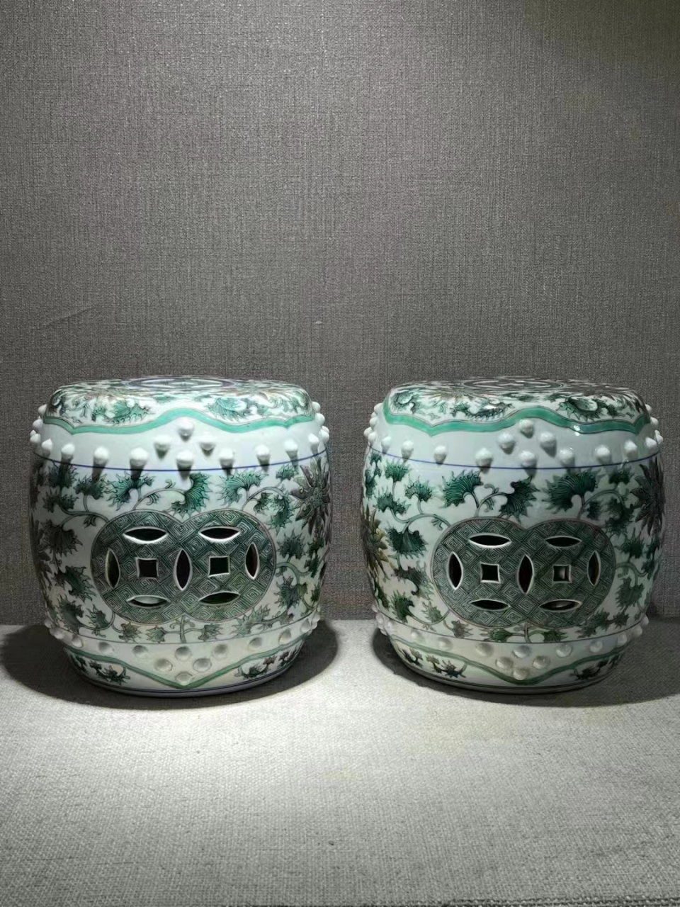 清中期五彩缠枝莲纹迎手一对 高22肚径22公分,全品完整