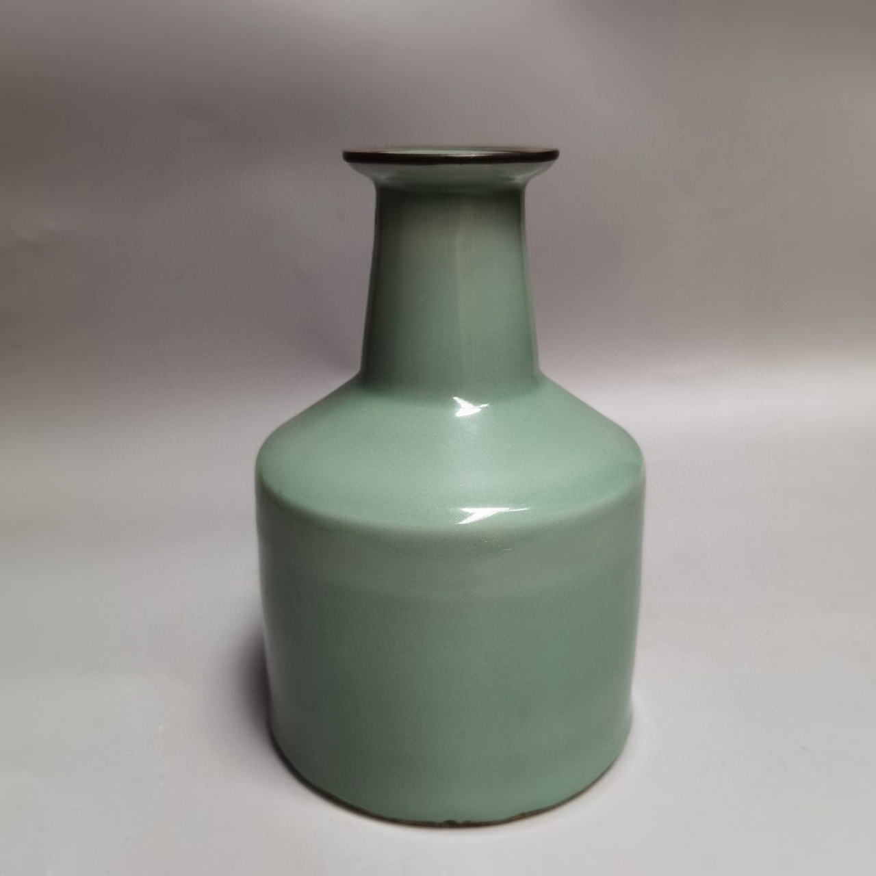 旧藏南宋,龙泉梅子青釉纸槌瓶,高20㎝,口径6.5㎝,肚径13㎝