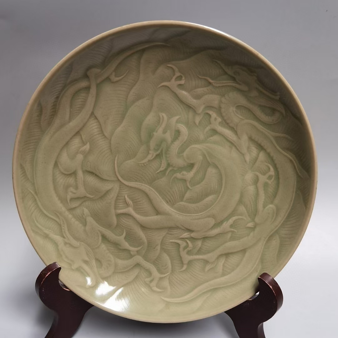 旧藏北宋,越窑秘色瓷龙纹盘,高3㎝,囗径19㎝