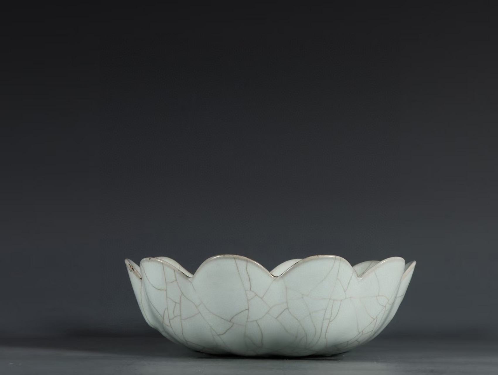 南宋官窑月白釉荷花洗 高6.2口径18.7底径8公分