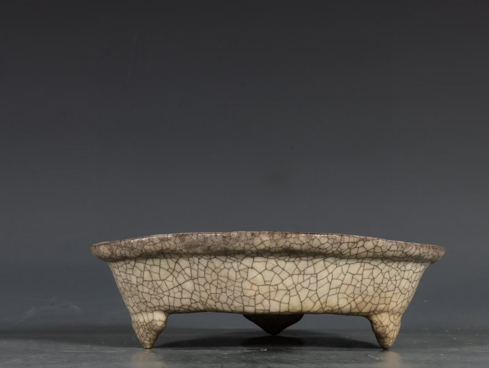 南宋哥窑米黄釉海棠式菊花型三足洗 高4.5口径17.8底径14公分