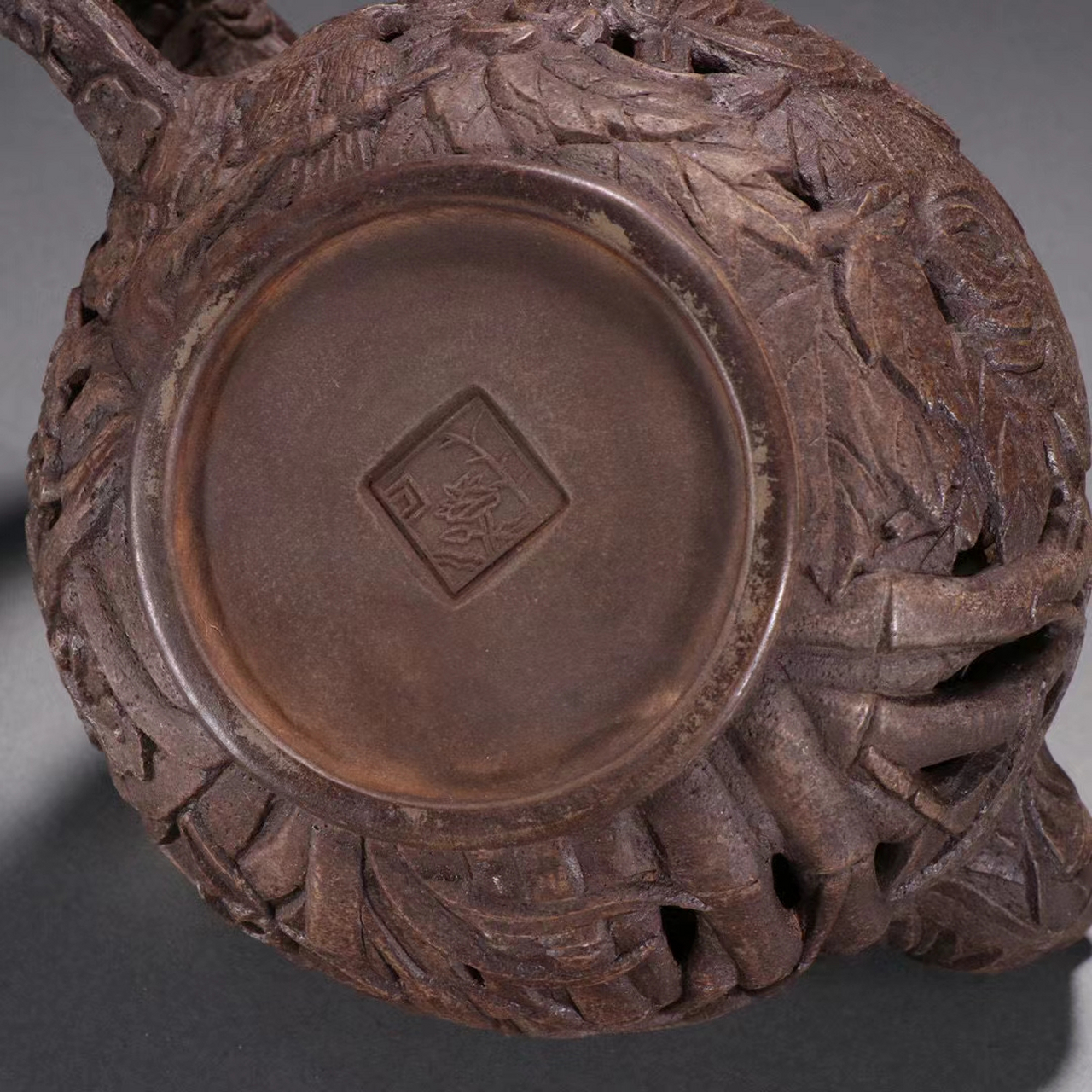 陈光明款 紫砂竹梅纹茶壶 规格:高15.5cm 宽20cm