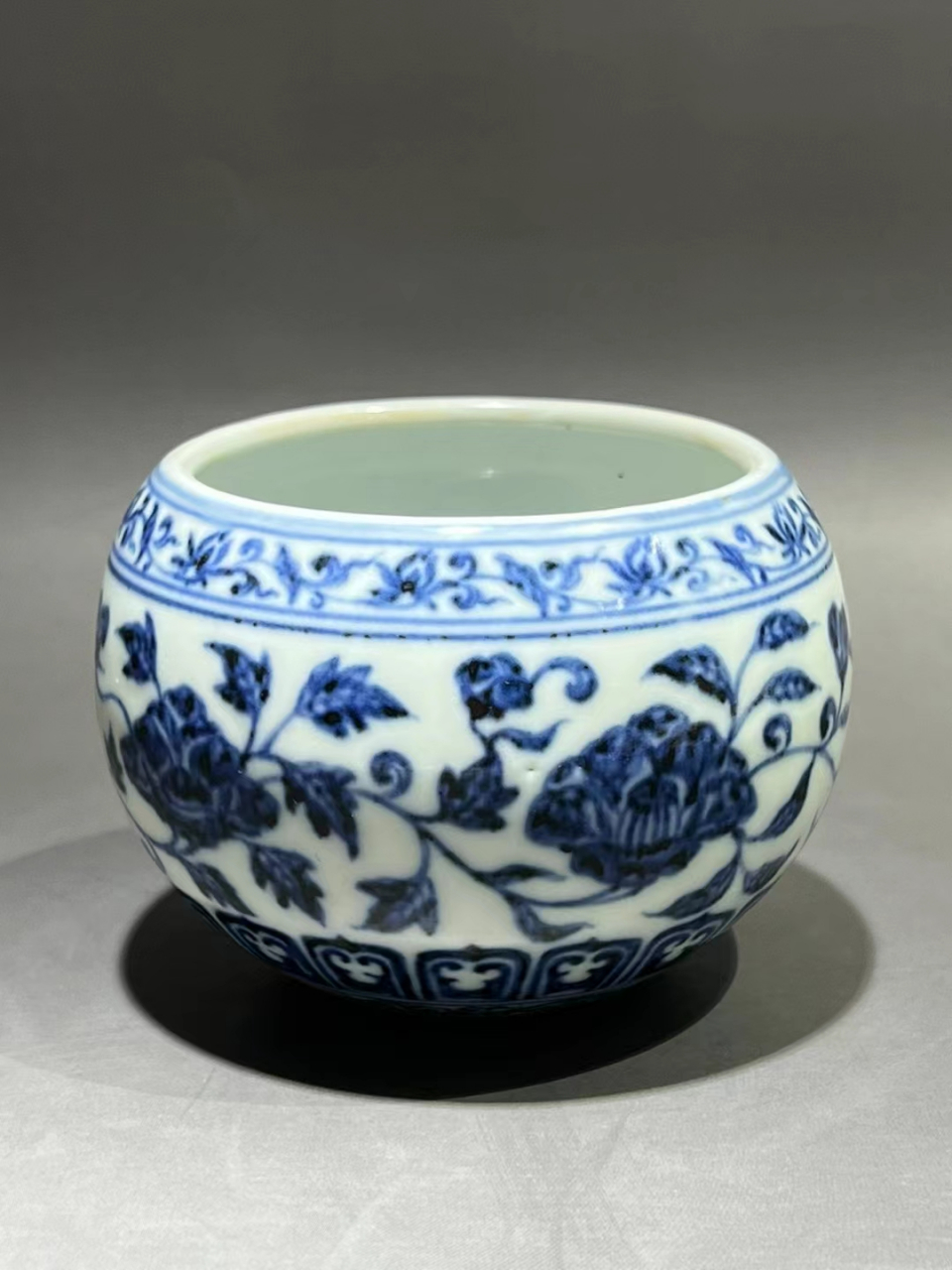 明永宣时期青花缠枝牡丹纹水盂 高7口径7公分,全品完整