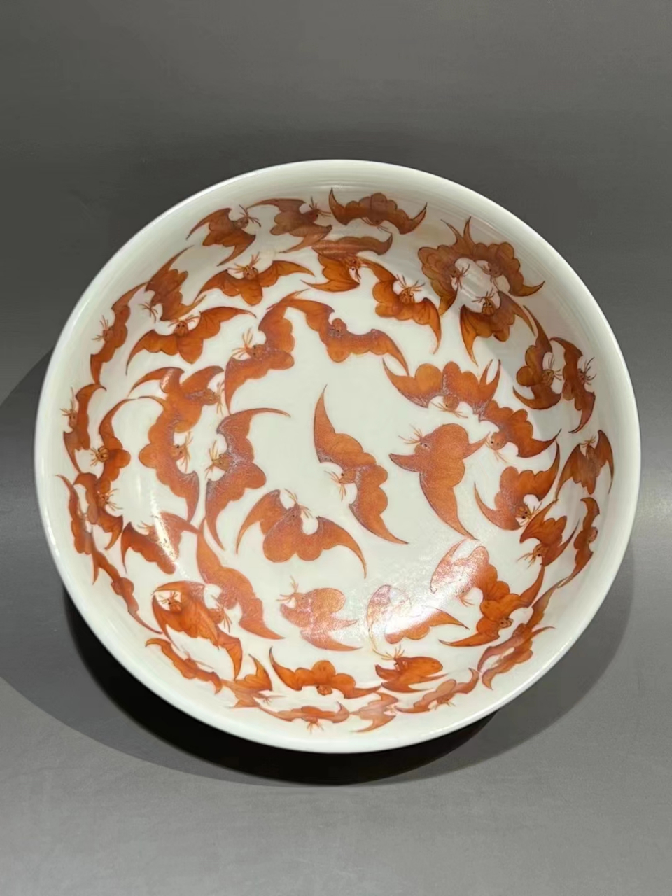 清晚期矾红蝙蝠纹碗 高5口径15公分,全品完整