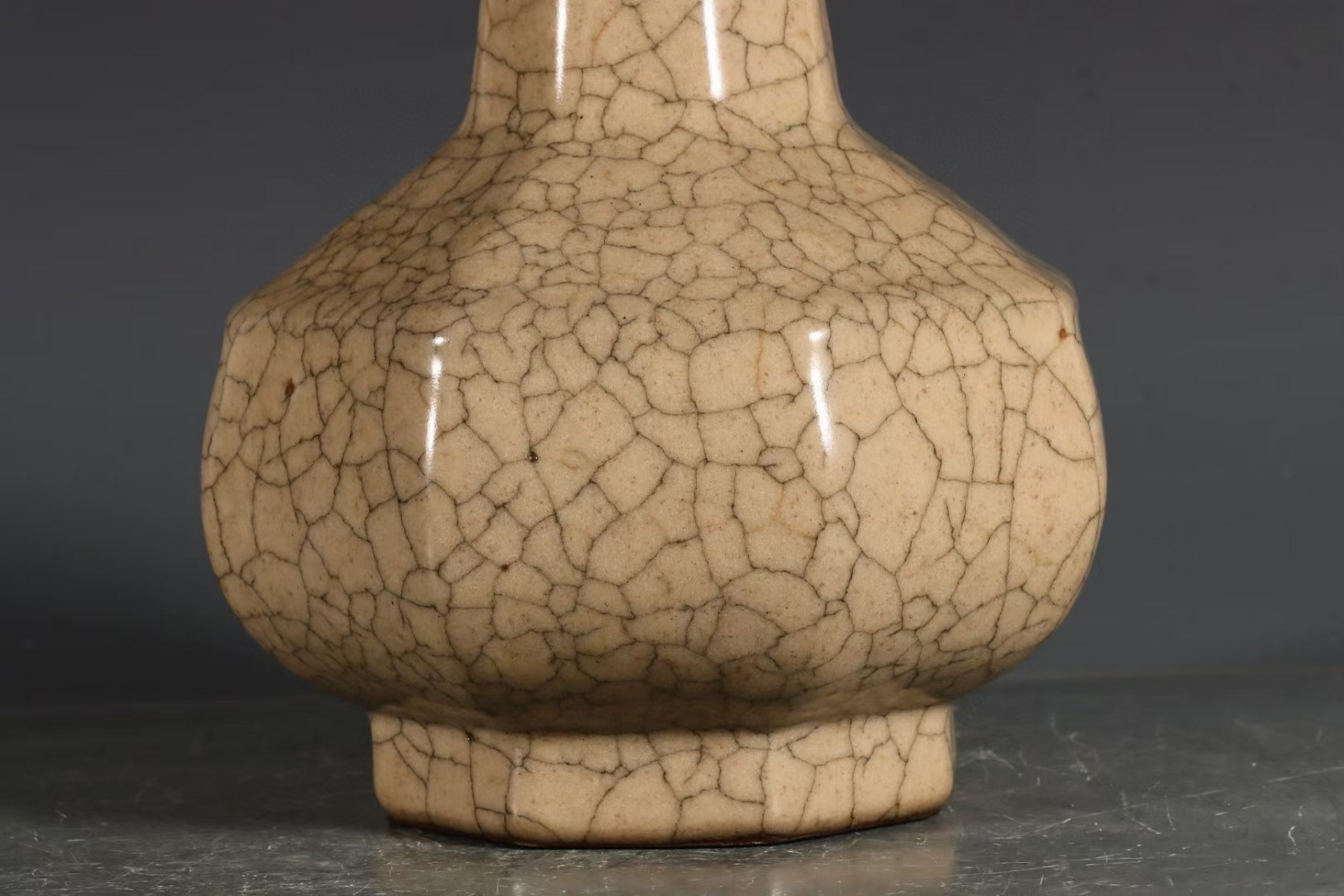 哥窑米黄釉八棱盘口瓶 高23口径7.5底径9.8公分