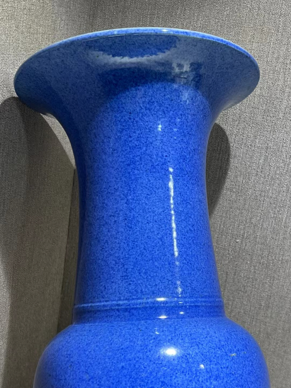清中期雪花蓝釉花觚 高45公分,全品完整