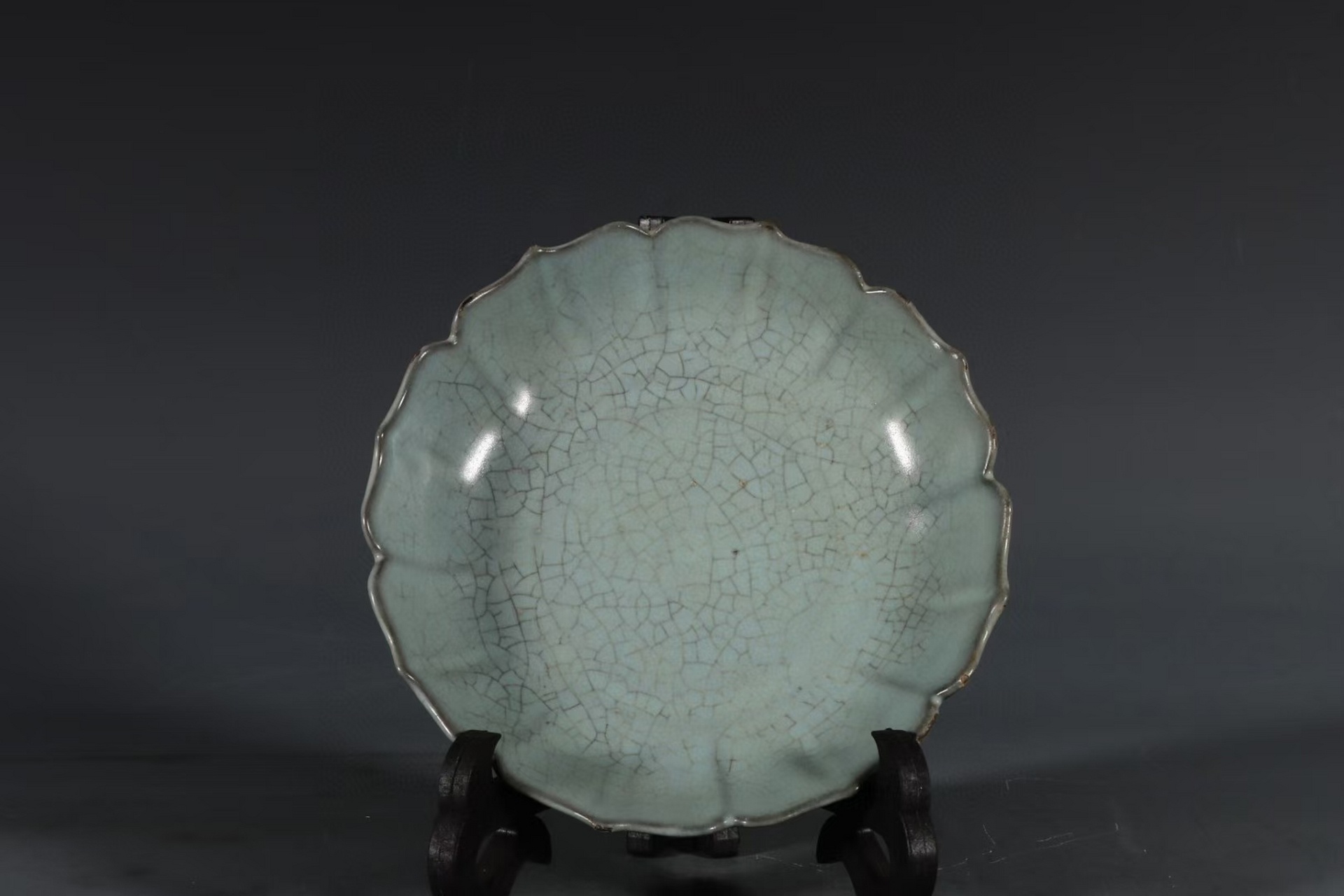 北宋汝窑天青釉菱花式洗 高4口径15.3底径8.8公分