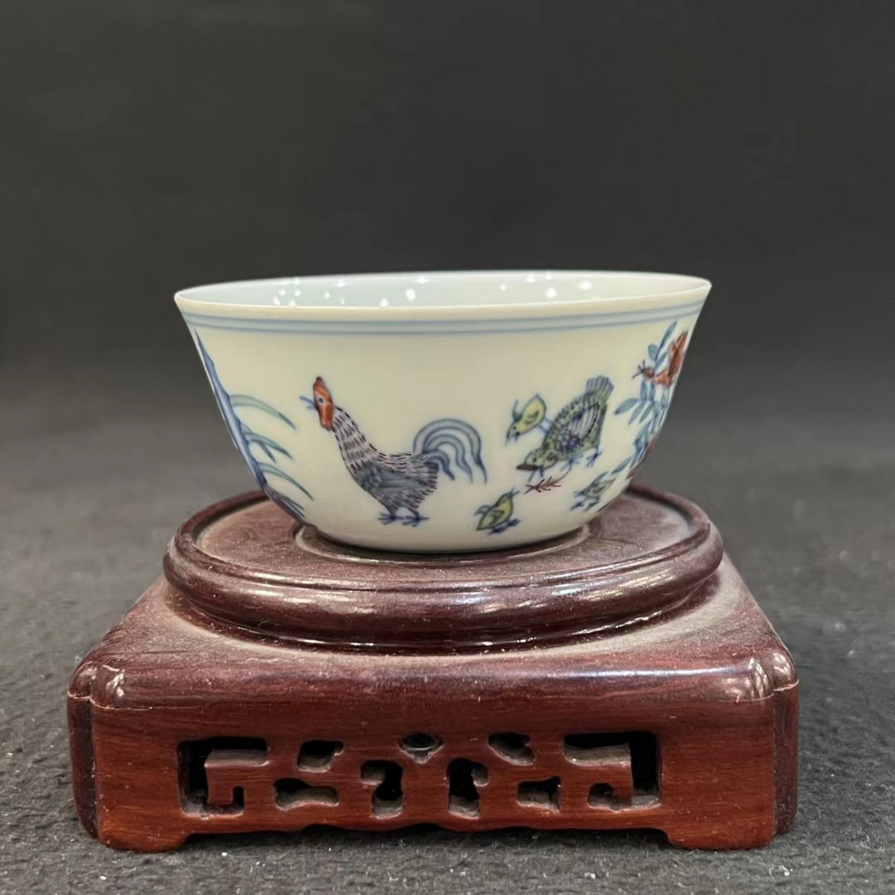 明成化斗彩鸡缸杯精品 成化斗彩鸡缸杯是汉族传统陶瓷中的艺术珍品