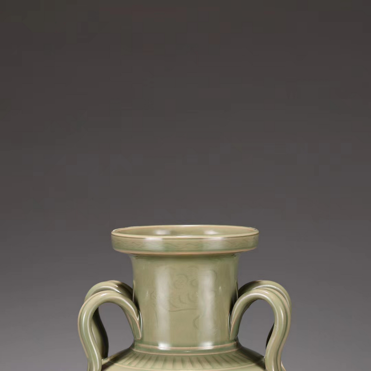 旧藏 唐代 越窑秘色青瓷剔刻龙纹四系瓶 尺寸:高28公分 肚径17.