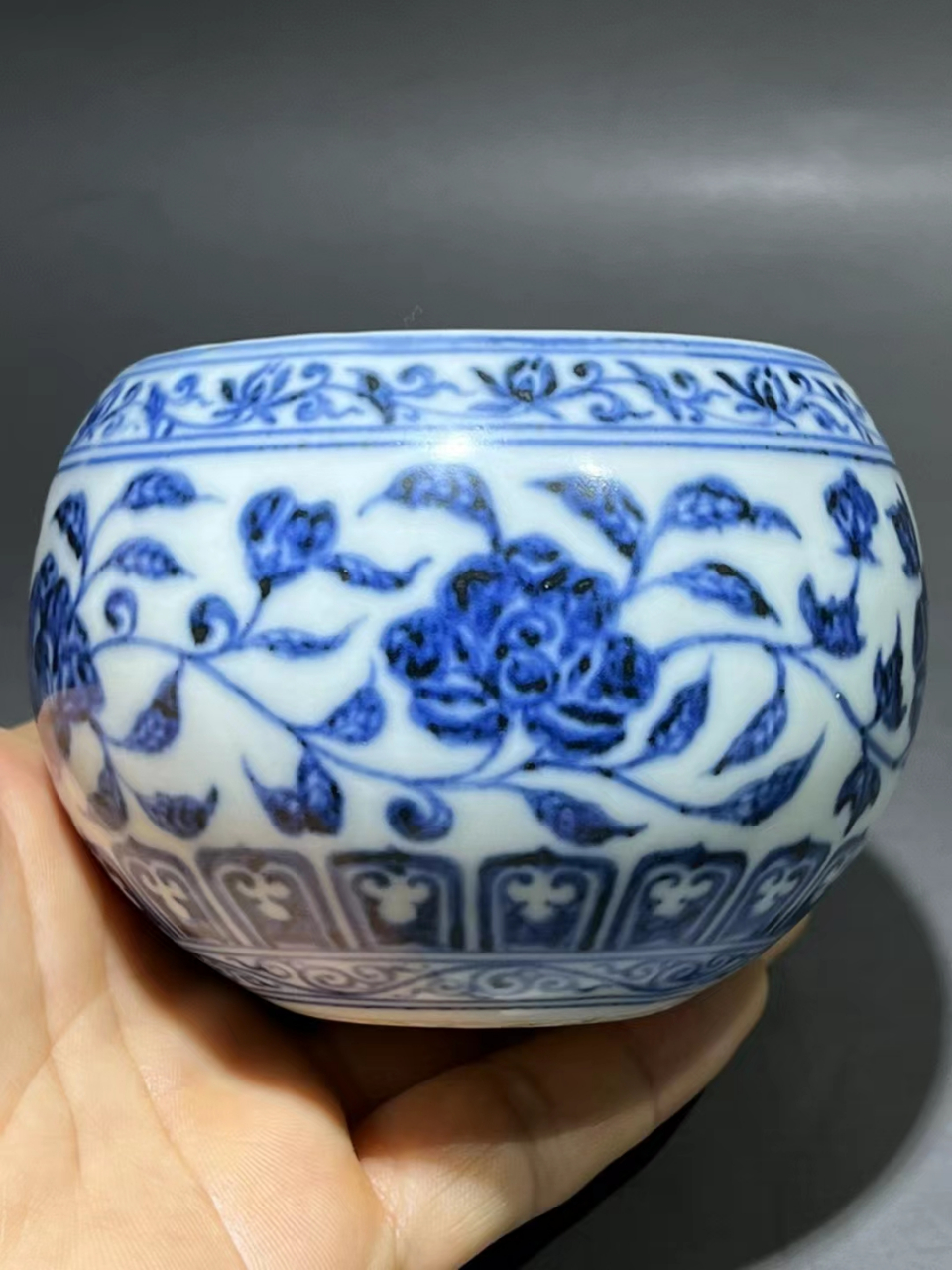 明永宣时期青花缠枝牡丹纹水盂 高7口径7公分,全品完整