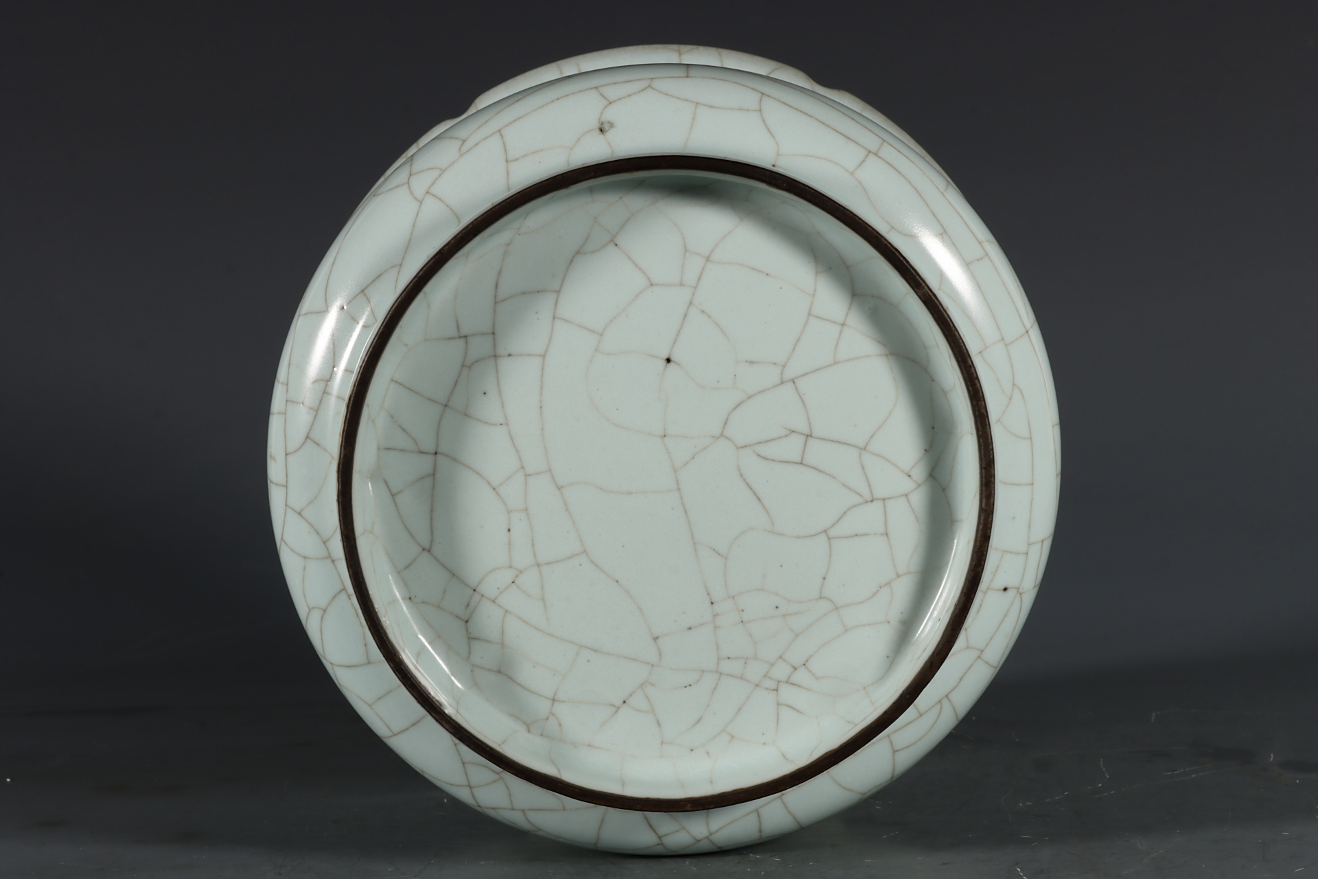 北宋官窑月白釉花口樽精品欣赏 高11口径16.8底径12.5公分