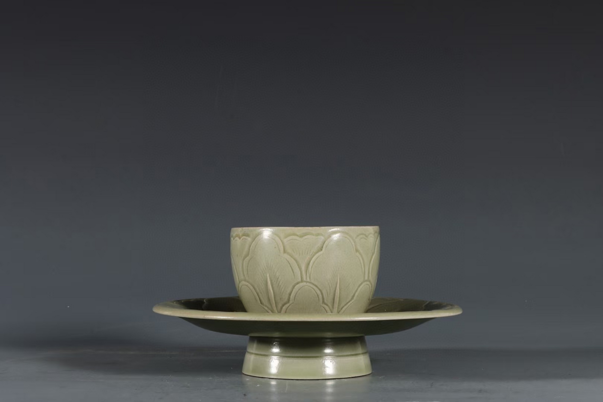 五代越窑青釉秘色刻花盏 高8口径8.3盘径16.5底径7.3公分