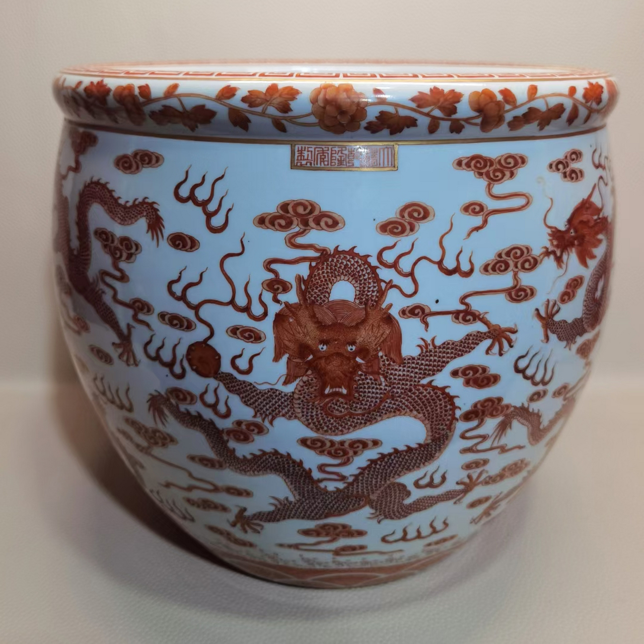 清乾隆矾红描金海水龙纹缸