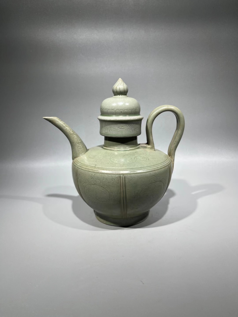 越窑刻花带盖执壶