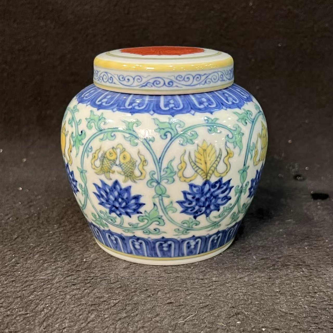 明成化斗彩缠枝莲托八宝纹天子盖罐