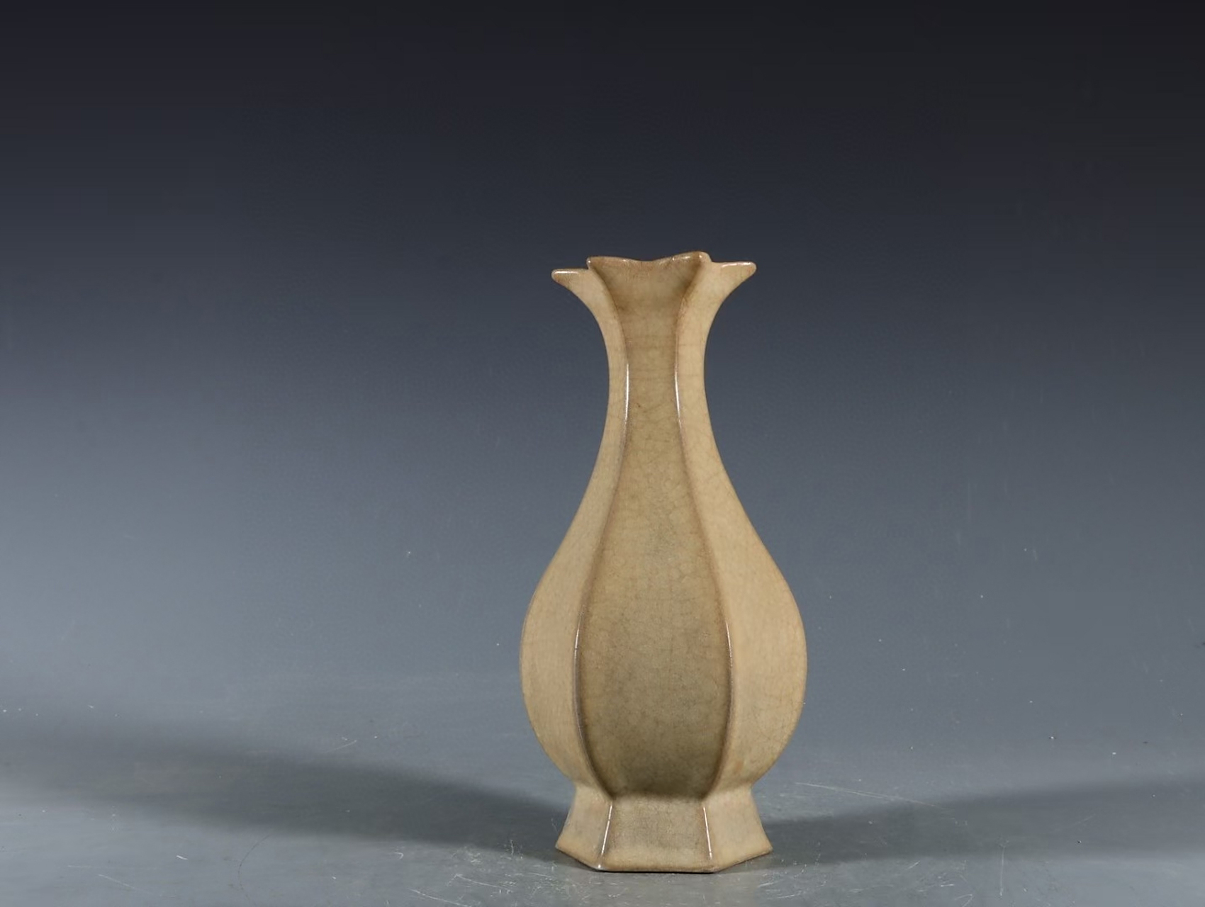 南宋官窑米黄釉菊花型瓶 高20.5口径7底径6.8公分