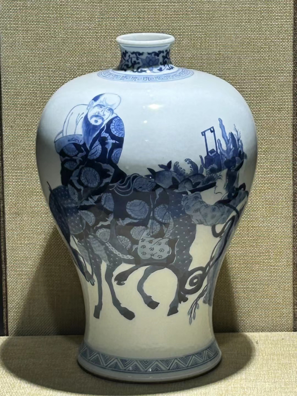 清康熙青花人物梅瓶 高30公分. 全品完整