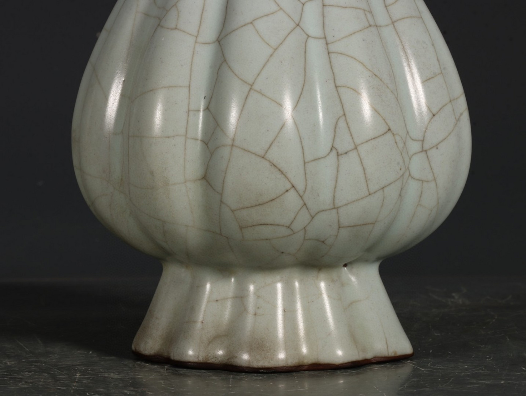 官窑月白釉海棠式瓜凌瓶 高18.5口径8底径7.3公分