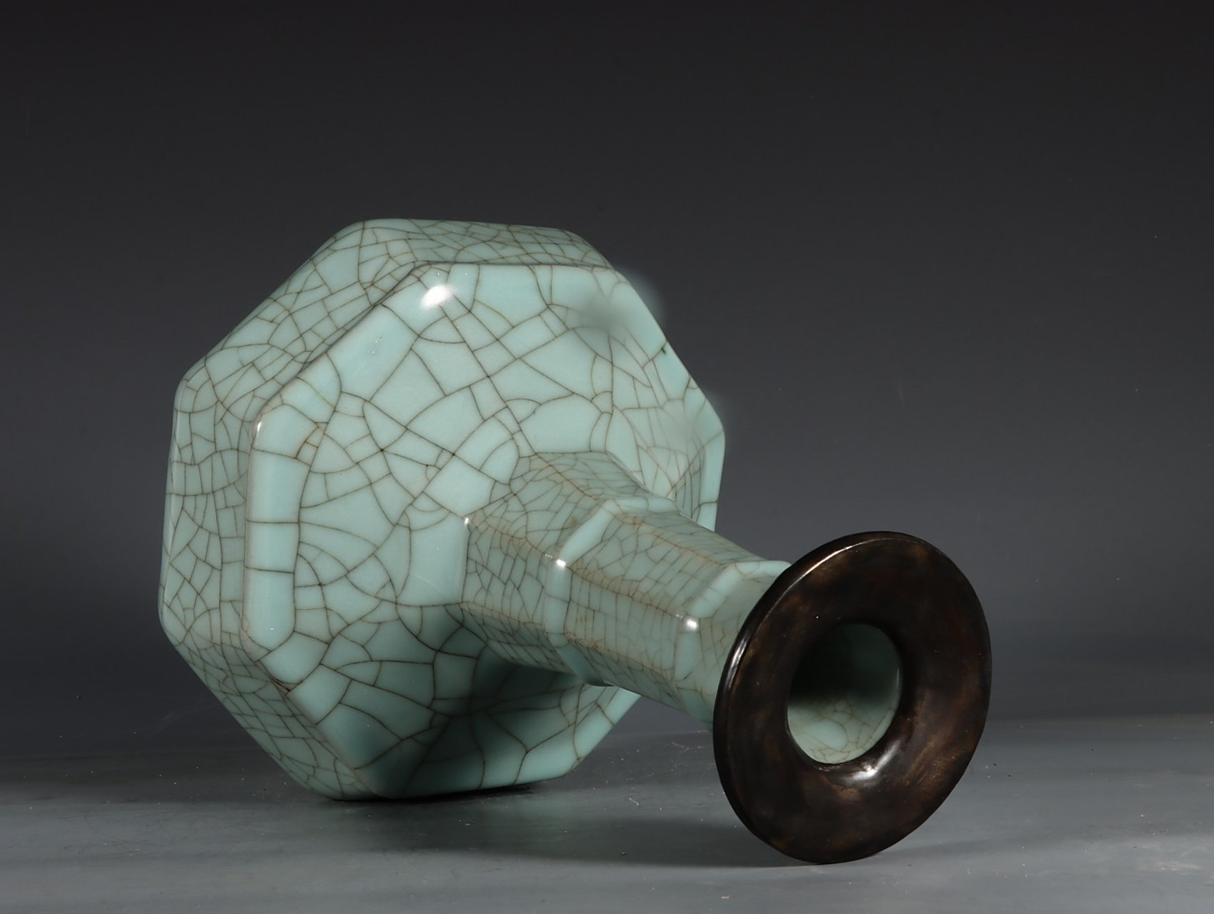 南宋官窑八棱弦纹瓶