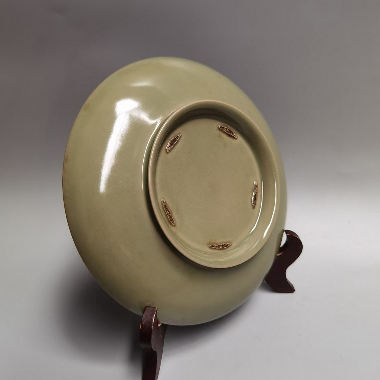 旧藏北宋,越窑秘色瓷龙纹盘,高3㎝,囗径19㎝