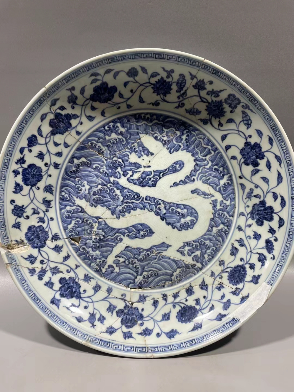 明永乐青花海水花卉龙纹大盘,惜残
