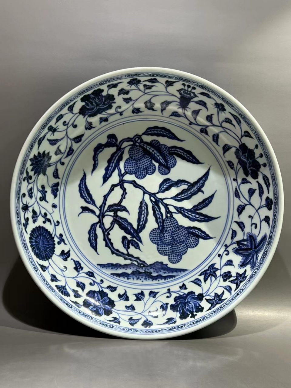 明永宣时期青花荔枝纹盘 直径32.5公分,全品完整